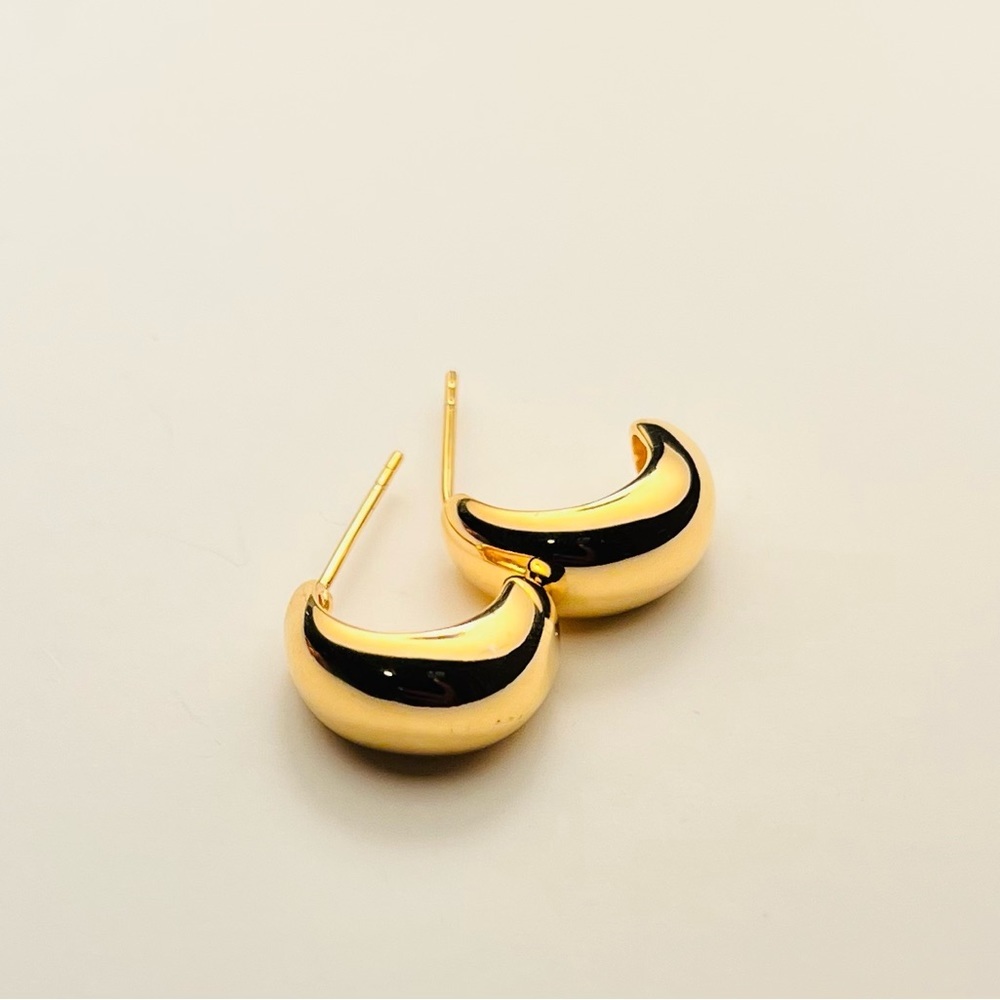 Gorgeous 925 sterling silver demi hoops